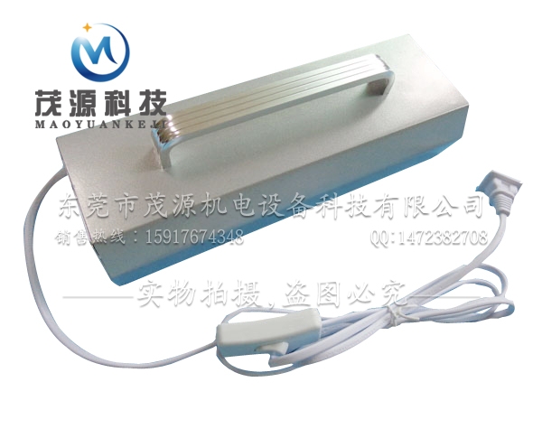 手拿紫外線固化機(jī)