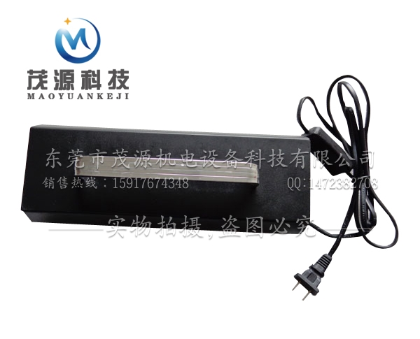 手拿紫外線固化機(jī)