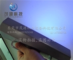 手拿紫外線固化機(jī)